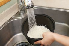 Manfaat Air Cucian Beras yang Kamu Perlu Tahu