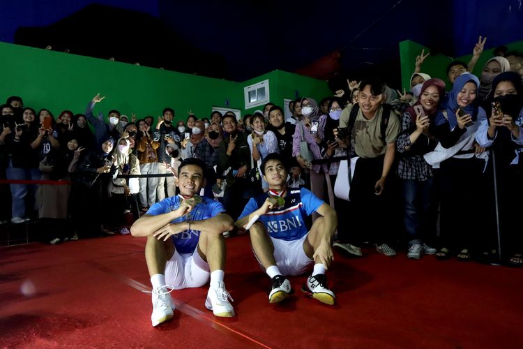 Ganda putra Indonesia Pramudya Kusumawardana dan Rahmat Hidayat foto bersama fans seusai juara Indonesia Masters 2022 mengalahkan pasangan Cina di Platinum Arena Malang, Minggu (23/10/2022) malam.