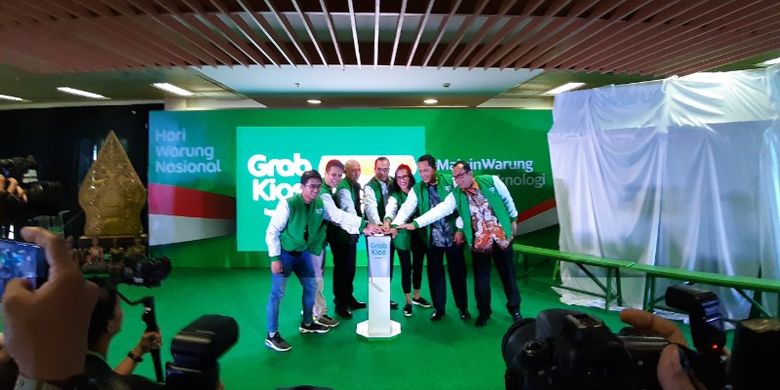 Peresmian aplikasi GrabKios dihadiri oleh Menteri Perhubungan Budi Karya Sumadi, Menteri Koperasi dan Usaha Kecil Menengah Teten Masduki, Direktur Utama Bulog Budi Waseso, Managing Director Grab Indonesia Neneng Goenadi, dan CEO GrabKios Agung Nugroho di gedung Smesco, Kamis (7/11/2019).