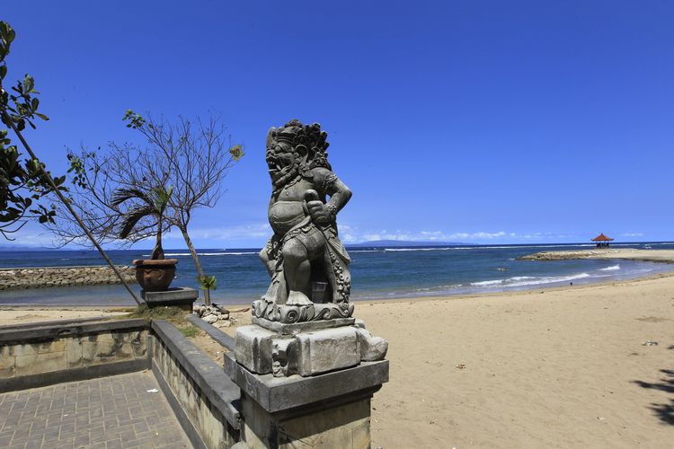 Pantai Sanur, Denpasar, Bali, Senin (3/10/2011).