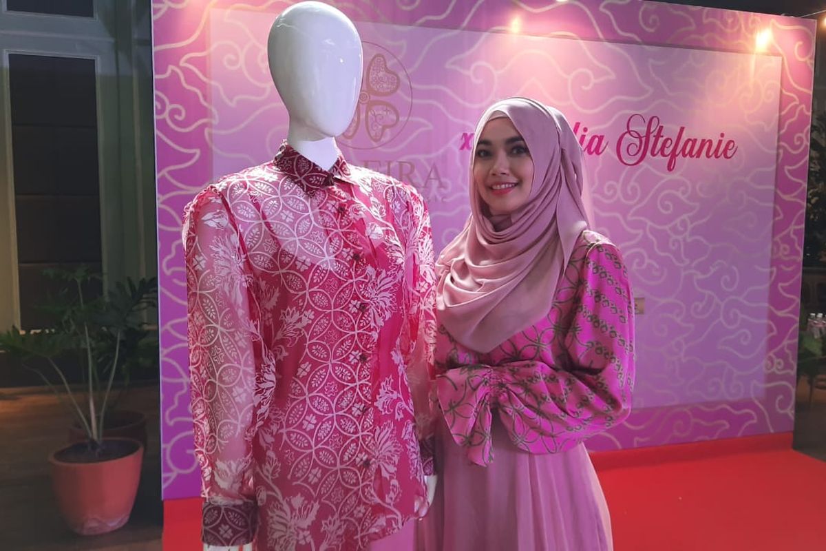 Nadia Stefanie dan koleksi batik Harmony in Pink dari Alleria.