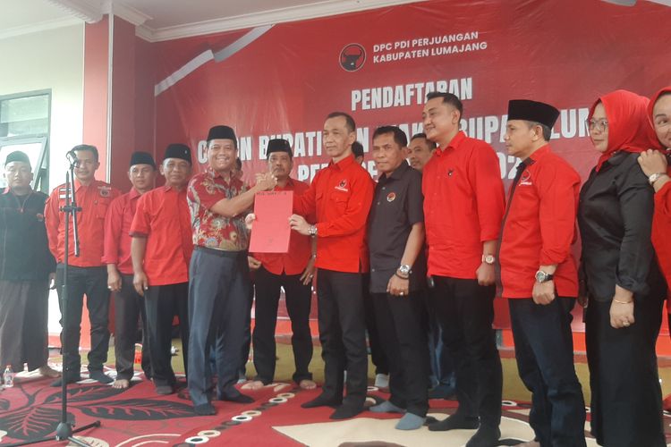 Kepala Pusdatin KPU RI Nurwakit Ali Yusron menyerahkan formulir pendaftaran Bacabup ke PDIP, Jumat (31/5/2024)