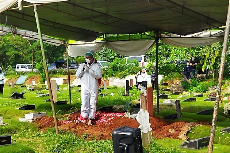 Suami Rina Gunawan, Teddy Syach, memberi sambutan setelah sang istri dimakamkan di TPU Tanah Kusir, Jakarta, Rabu (3/3/2021) pagi.