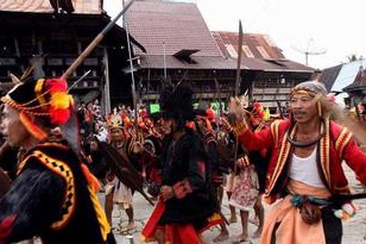 Masyarakat Nias mempersembahkan sebuah tarian tradisional pada puncak acara kegiatan Bawomataluo 2011 yaitu Pagelaran Atraksi Budaya dan Pameran Promosi Hasil Kerajinan masyarakat Nias di Desa Bawomataluo, Kecamatan Fanayama, Nias Selatan, Sumut, Minggu (15/5/2010). Pagelaran kebudayaan yang berlangsung selama tiga hari berturut-turut, tersebut disambut antusiasme wisatawan lokal dan mancanegara.
