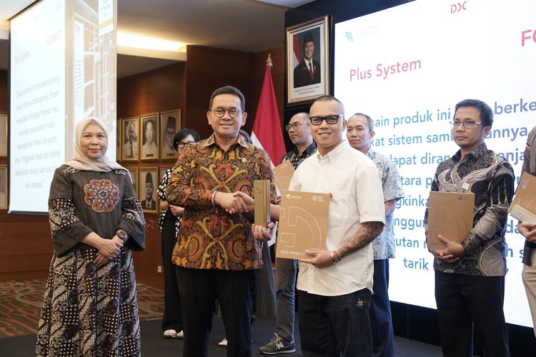 Menteri Perdagangan (Mendag) Budi Santoso (Busan) menyerahkan penghargaan kepada 51 produk pemenang ajang Good Design Indonesia (GDI) 2025 di Auditorium Kementerian Perdagangan (Kemendag), Jakarta, Kamis (4/12/2025).