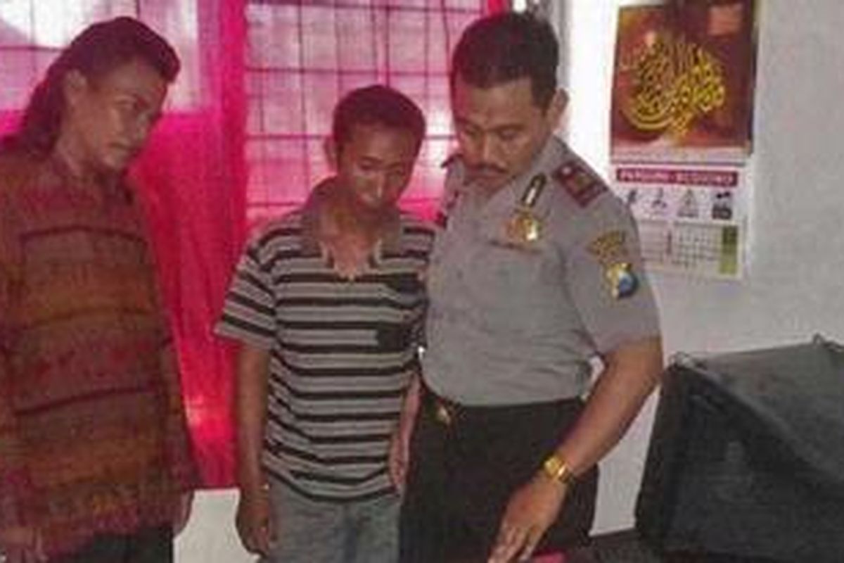 Kapolsek Tlanakan AKP Bambang Sugiharto bersama kedua tersangka pemerasan penjual cat tembok