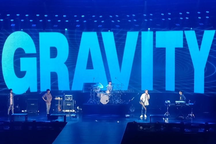 Boyband Korea Selatan, DAY6, menggelar konser hari kedua yang bertema Gravity di Tennis Indoor, Jakarta, pada Minggu (1/2/2019).