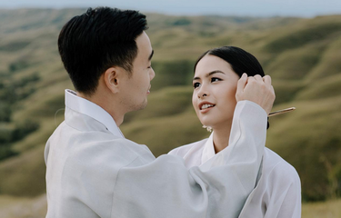 Maudy Ayunda mengenakan busana pengantin tradisional Korea.