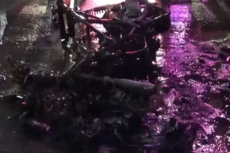 Satu unit sepeda motor hangus terbakar di Underpass Mampang, Jakarta Selatan, Jumat (22/12/2023).