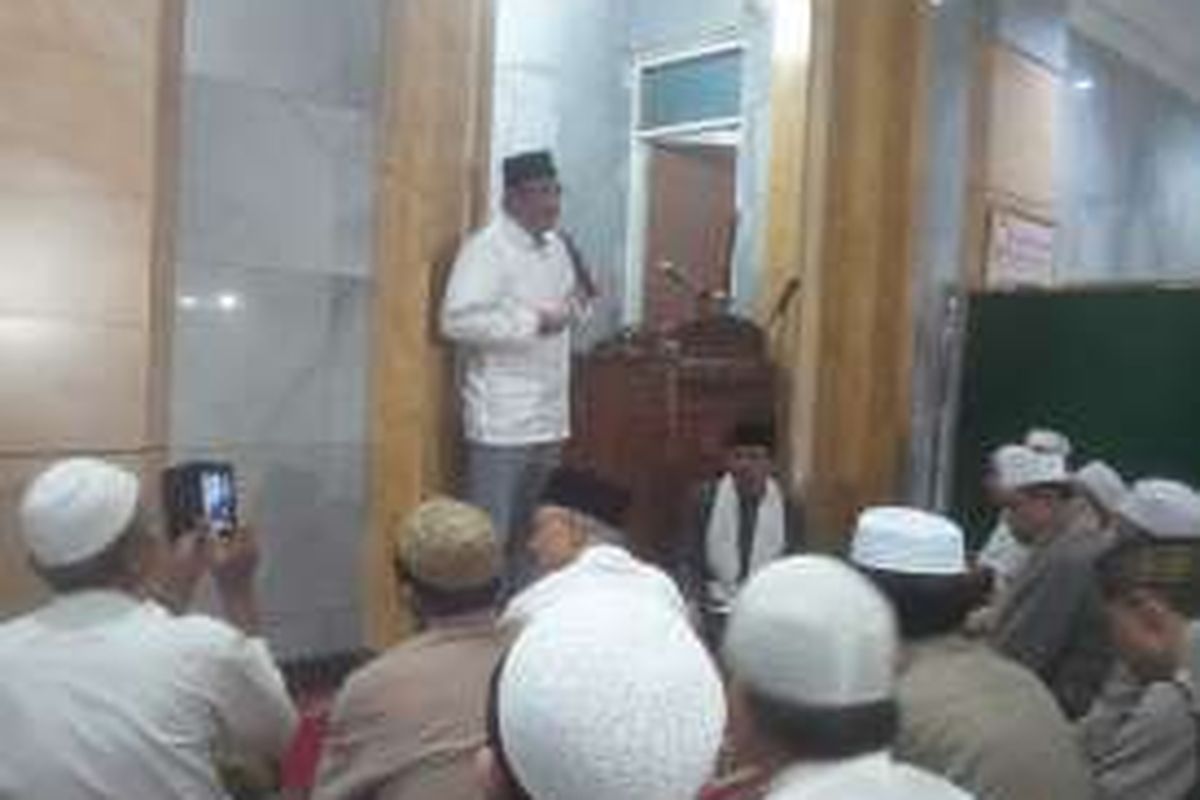 Wakil Gubernur DKI Jakarta Djarot Saiful Hidayat saat memberikan sambutan kepada jamaah Shalat Taraweh di Masjid Nurul Huda, Kelurahan Cempaka Timur, Cempaka Putih, Jakarta Pusat, Selasa (14/6/2016).