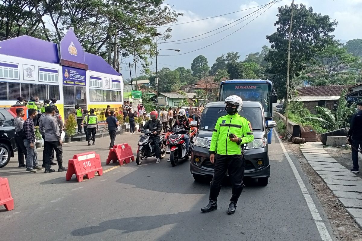 Sebanyak 3 Kali sistem One Way diterapkan jajaran Satlantas Polresta Bandung guna memperlancar arus balik dari arah Limbangan menuju Bandung pada Minggu (8/5/2022)