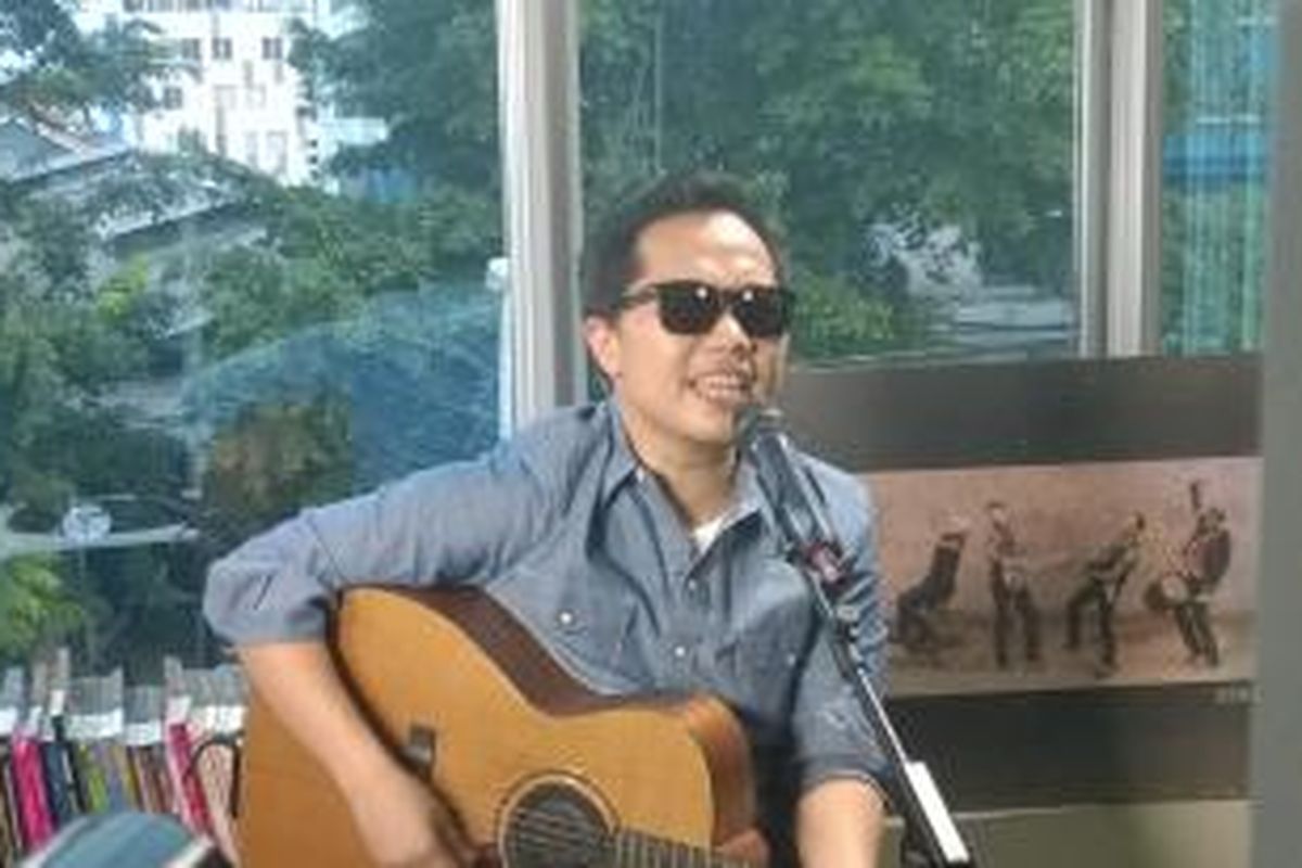 Vokalis Sandhy Sandoro diabadikan ketika tampil dalam acara bincang-bincang musik K-Akustik yang disiarkan secara live streaming di Kompas.com, Kamis (21/5/2015) mulai pukul 16.00 WIB.,