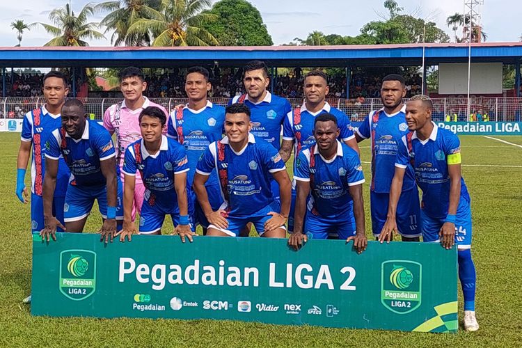 Pemain PSBS Biak foto bersama sebelum laga pekan ketiga babak 12 besar liga 1 2023-2024 melawan Persipal Babal United yang berakhir dengan skor 1-0 di Stadion Cendrawasih Biak, Rabu (17/1/2024) sore.