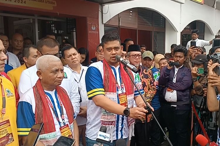 Walikota Medan, Bobby Nasution saat menjawab pertanyaan wartawan usai mendaftar ke KPU Sumut, Rabu (28/8/2024)
