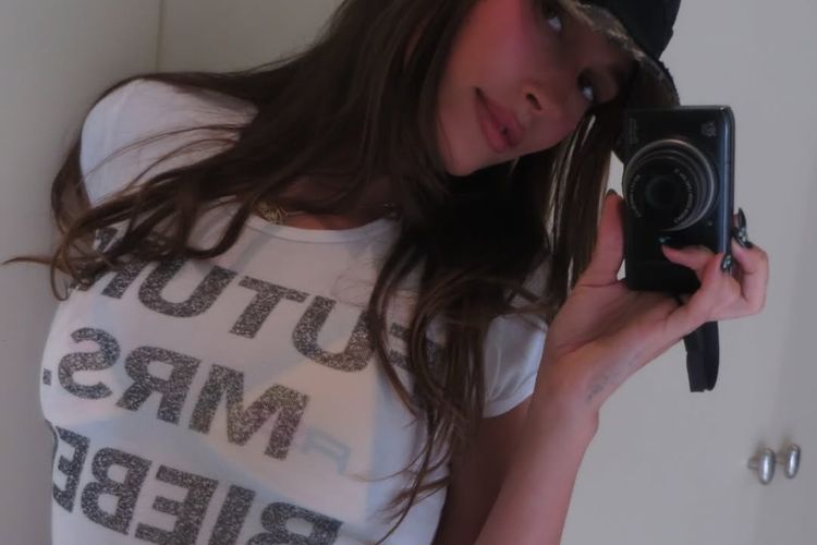 Momen Hailey dan Justin Bieber di Coachella 2026 Jadi Sorotan, Outfit Ini Ternyata Punya Makna