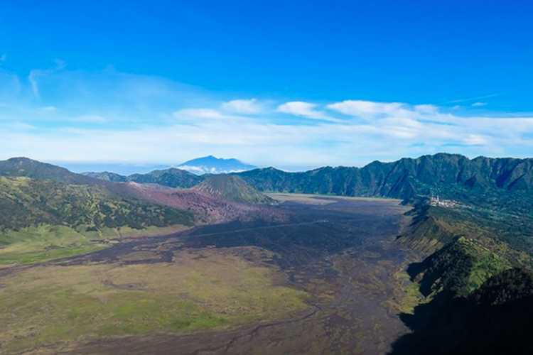 Kaldera Bromo dilihat dari Puncak B29 Lumajang.
