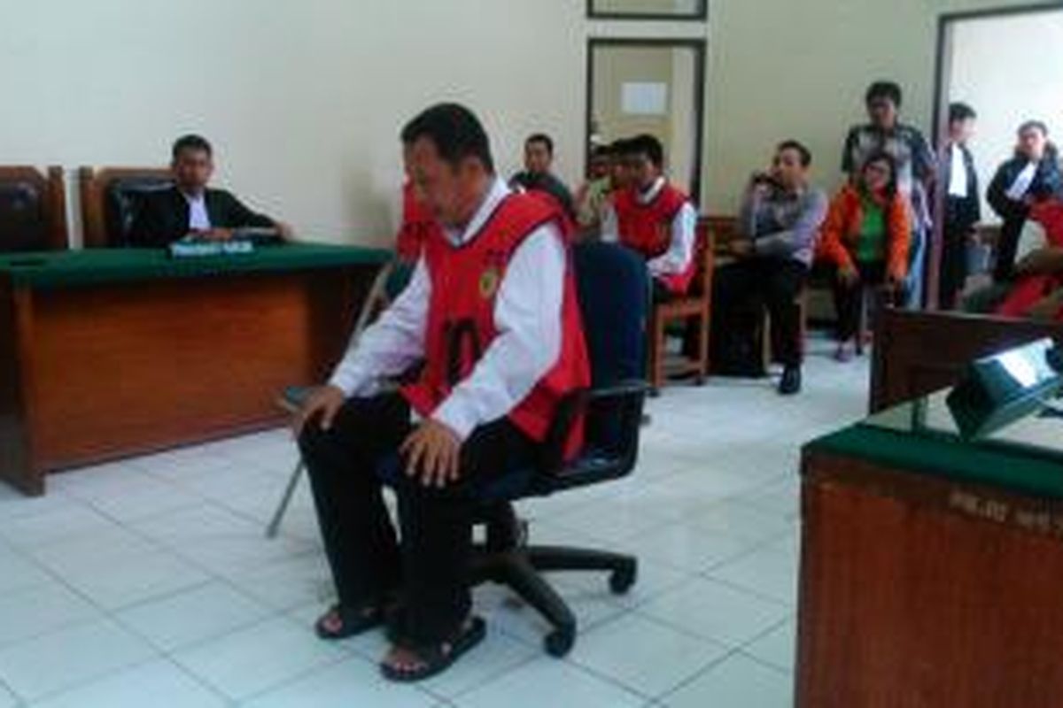Terdakwa kasus pencurian air milik PT Palyja, Fabian Effendi, tak kuasa membendung ait matanya usai divonis majelis hakim Pengadilan Negeri Jakarta Utara selama 5 tahun penjara dan denda Rp 1 miliar.