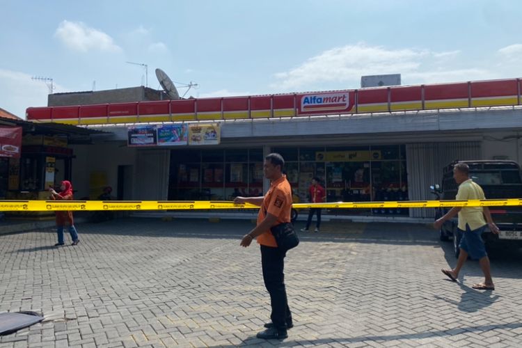 Penyegelan lahan parkir minimarket di Surabaya, Selasa (10/6/2025).