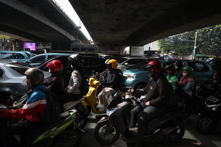 Antrean kendaraan saat lampu merah di kawasan Kuningan, Jakarta Selatan, Selasa (2/5/2023). Lalu lintas di Jakarta pada pagi hari kembali padat setelah rangkaian libur Lebaran 2023 berakhir. Para pemudik telah kembali ke Jakarta dan mulai bekerja.

ADRYAN YOGA PARAMADWYA (Z20)
02-05-2023