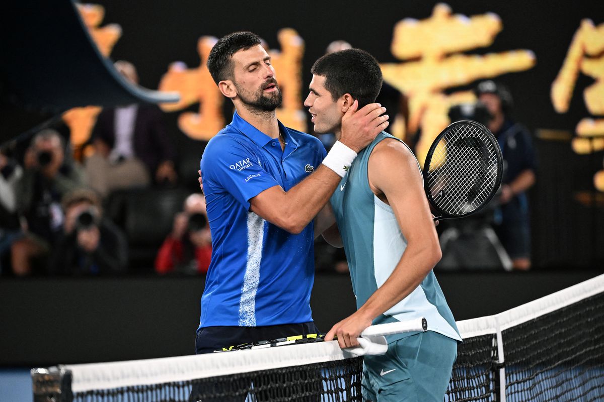 Petenis Serbia, Novak Djokovic (kiri), merangkul petenis Spanyol, Carlos Alcaraz, Rabu (22/1/2025) dini hari waktu setempat, seusai pertandingan mereka di babak perempat final Australia Open 2025 yang dimenangi Djokovic. 