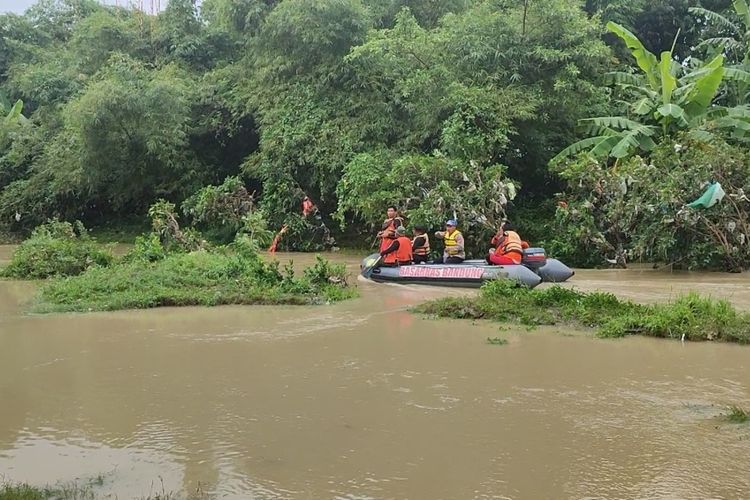 Tim gabungan SAR, BPBD, Polairud, Tagana, dan warga sekitar melakukan pencarian terhadap Ali Mujahidin, Pondok Pesantren Alwafa, yang terseret arus sungai Cipanundan di Desa Ender, Kecamatan Pangenan, Kabupaten Cirebon, Senin (23/1/2023)