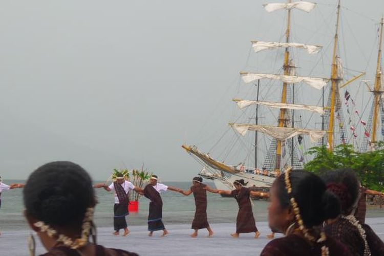 Tarian Beku. Tarian ini merupakan salah satu atraksi pembuka Hari Nusantara 2016 di Pelabuhan Lewoleba, Lembata, NTT, Selasa (13/12/2016).