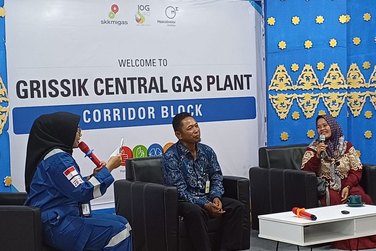 Pasutri Mat Sahri dan Sukaesih saat menceritakan perjuangannya membesarkan usaha keripik singkong Anggun dalam temu media di Blok Corridor, Site Medco E&P Grissik Ltd di Musi Banyuasin, Rabu (7/3/2024). 