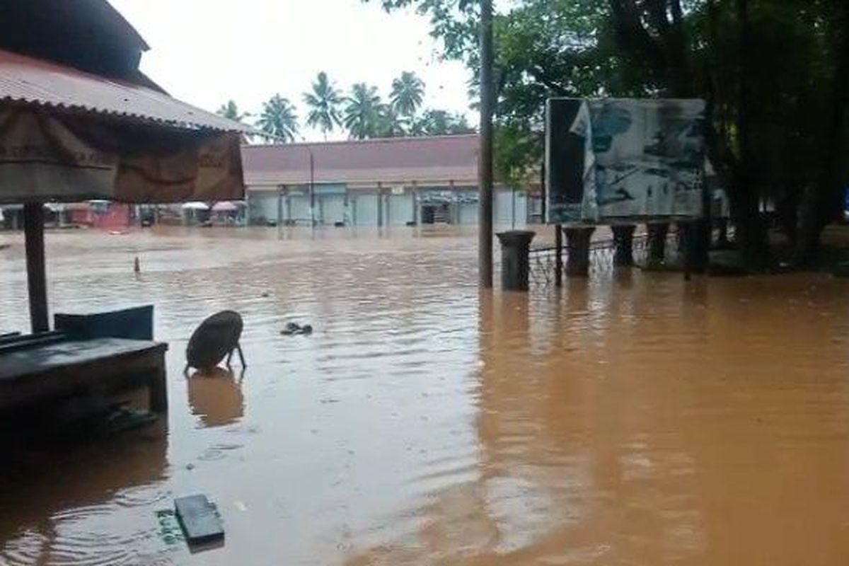 Kondisi banjir di objek wisata Green Canyon, Kecamatan Cijulang, Kabupaten Pangandaran, Jawa Barat, Rabu (26/10/2022). 