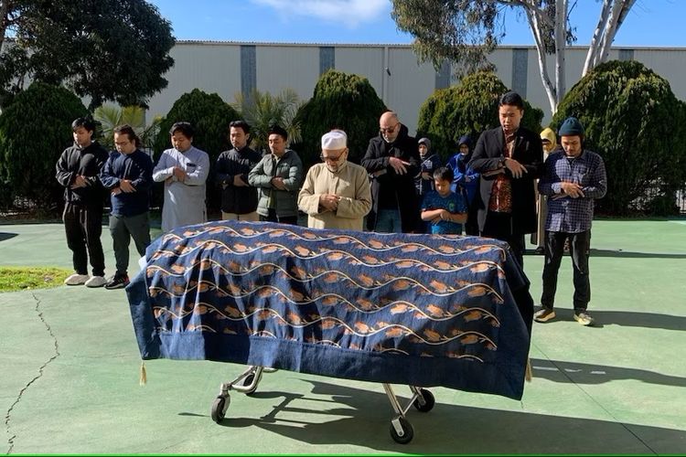 Proses shalat jenazah Mitha diikuti oleh komunitas Indonesia di Adelaide.