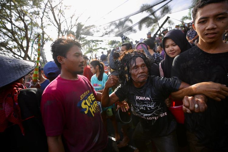 Warga saat kesurupan dalam ritual adat Keboan Desa Aliyan 