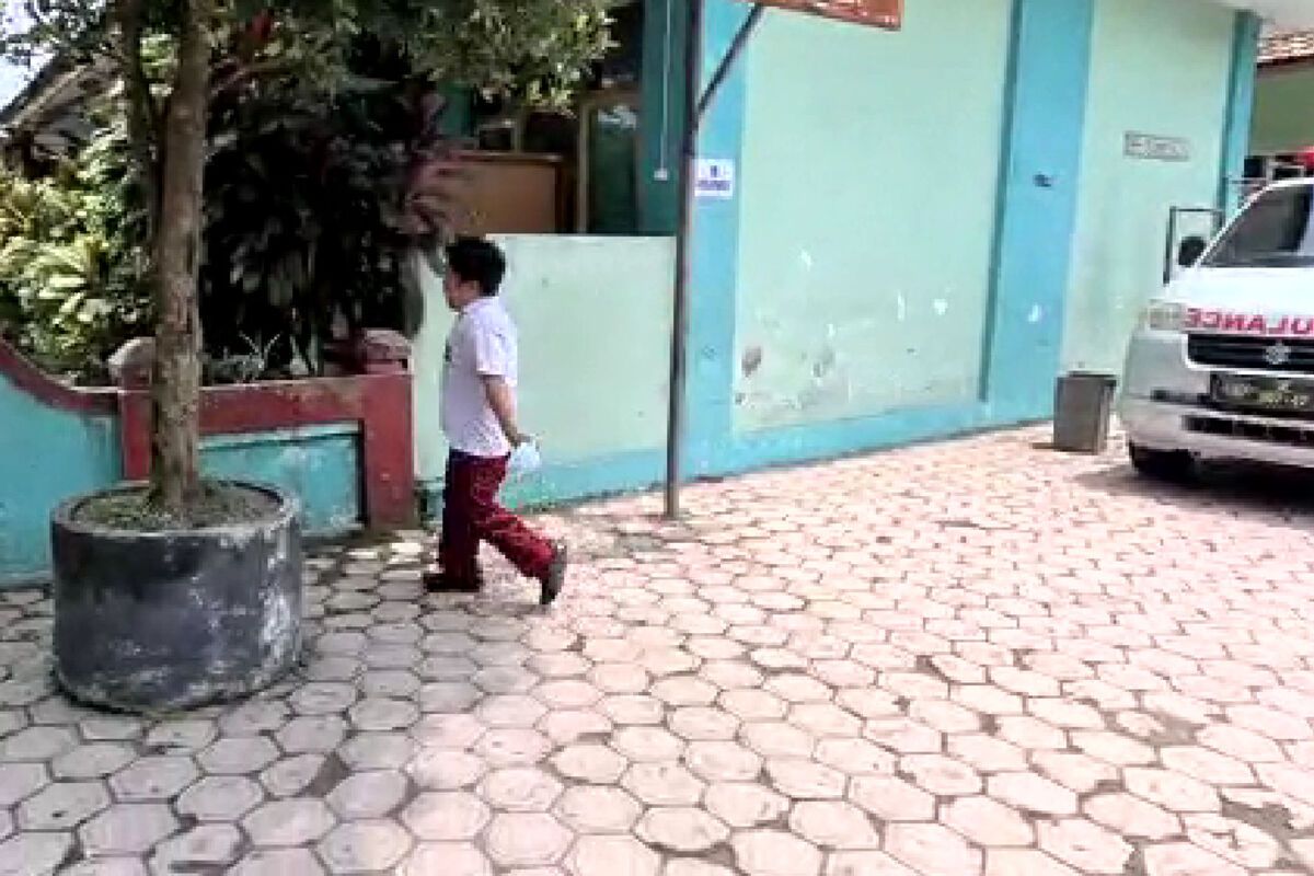 Siswa Kelas V SDN 2 Turi, Kota Blitar, Ken Aditya, berlari sambil menangis meninggalkan antrian vaksinasi di sekolahnya, Selasa (11/1/2022)