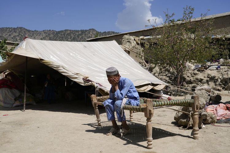 Bocah laki-laki Afghanistan duduk di halaman rumahnya yang hancur setelah gempa bumi di distrik Gayan di provinsi Paktika, Afghanistan, Minggu, 26 Juni 2022.