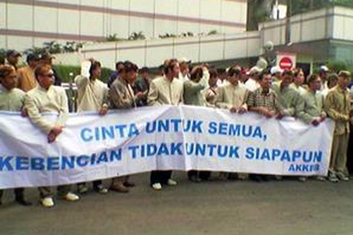 Ilustrasi: Ratusan orang melakukan aksi damai di Bundaran HI, Jakarta, Selasa (6/5/2010). Mereka mengenakan pakaian khas jawa, baju surjan.  