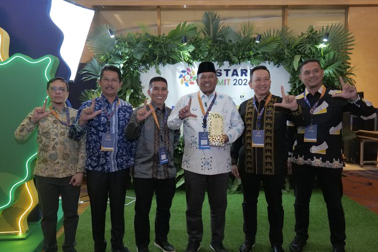 Jajaran Pemkab Siak ditemui usai menerima penghargaan dari Lestari Awards 2024, Rbau (21/8/2024).