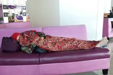 Setelah Susi, Kini Foto Khofifah Tidur di Bandara Beredar di Media Sosial