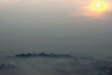 Menikmati Matahari Terbit dengan Latar Candi Borobudur Berkabut, Indahnya...