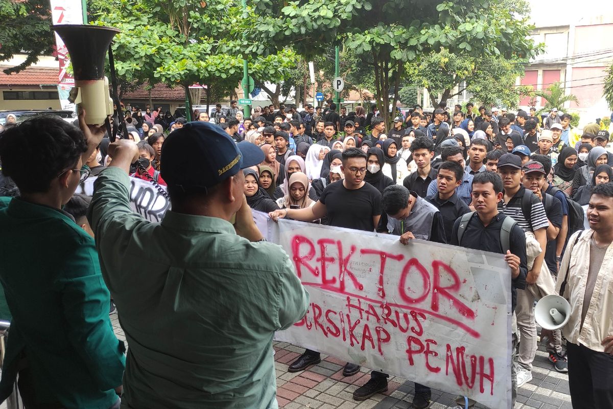 Mahasiswa Universitas Ibnu Khaldun (UIKA) Kota Bogor, Jawa Barat, saat melakukan aksi unjuk rasa di depan Gedung Rektorat, Kamis (5/10/2023). Mereka menuntut keadilan dan meminta pihak kampus segera mengusut kasus dugaan pelecehan seksual yang dilakukan oleh seorang dosen kepada salah satu mahasiswi.