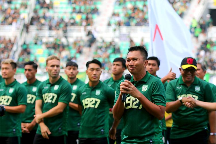 Jelang Liga 1 2023-2024 CEO Persebaya Surabaya Azrul Ananda memberi sambutan saat launching tim di Stadion Gelora Bung Tomo (SGBT) Surabaya, Minggu (18/6/2023) siang. 