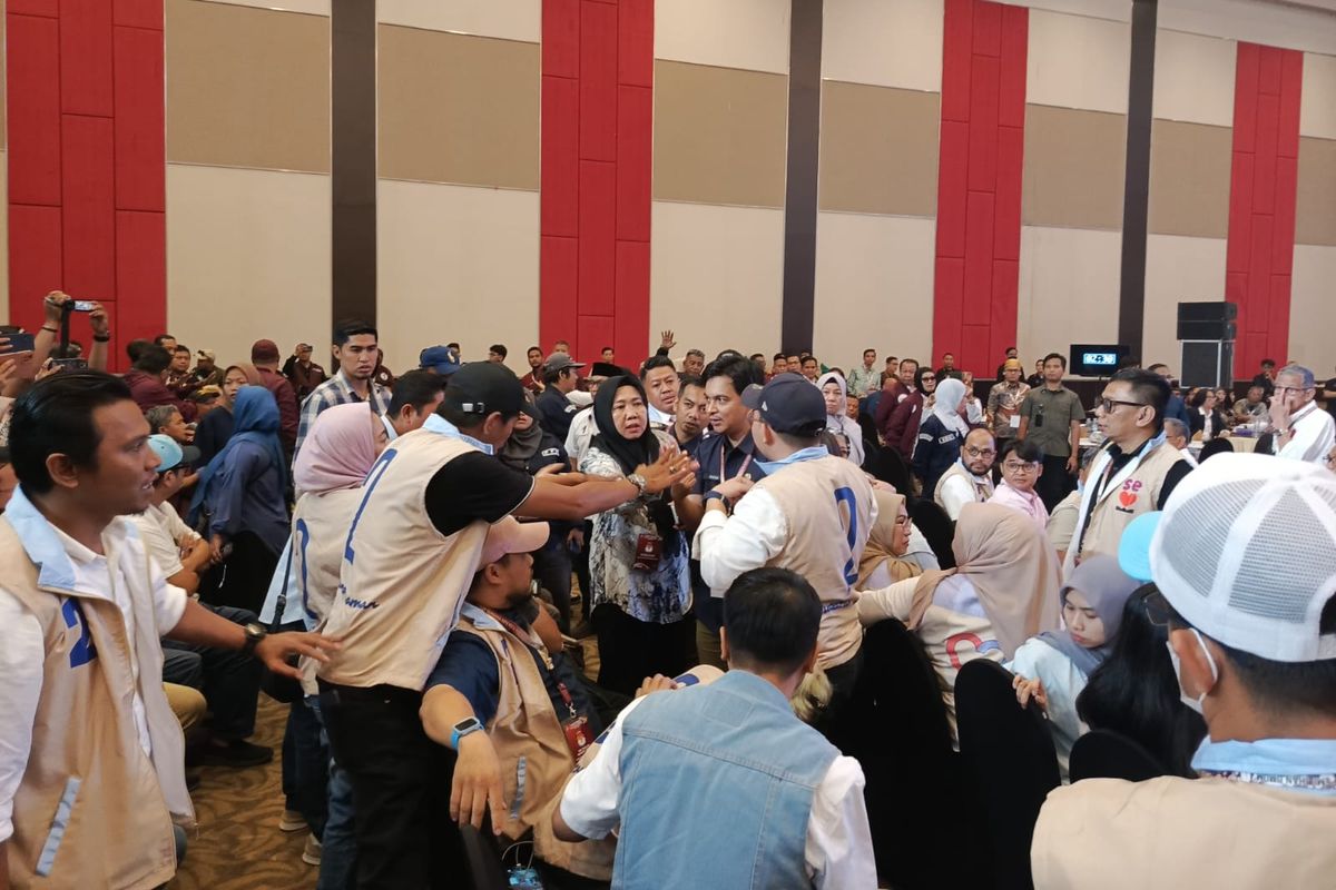 Suasana debat kandidat Pemilihan Wali Kota dan Wakil Wali Kota Makassar sempat memanas dikarenakan pendukung salah satu Paslon teriak-teriak menggunakan alat pengeras suara (Toa) di lokasi Debat Kandidat di Hotel Dalton, Jl Perintis Kemerdekaan, Kota Makassar, Sabtu (26/10/2024) siang