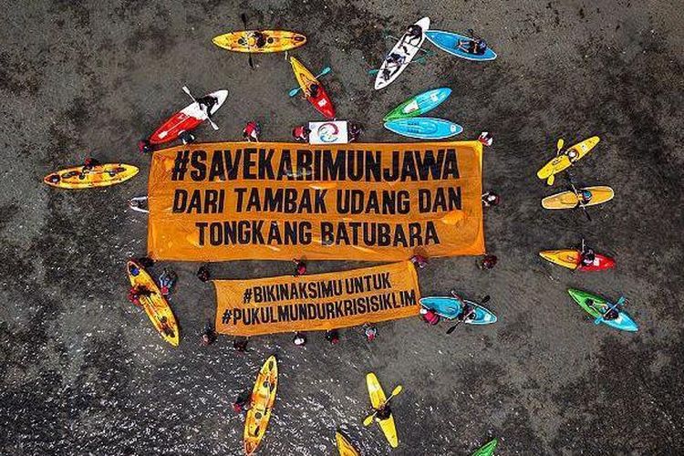 Masyarakat Karimunjawa bersama Greenpeace Indonesia serta berbagai komunitas melakukan aksi membentangkan spanduk berukuran 5×15 meter bertuliskan Save Karimunjawa di tengah laut dengan menggunakan kayak pada tahun 2023.
