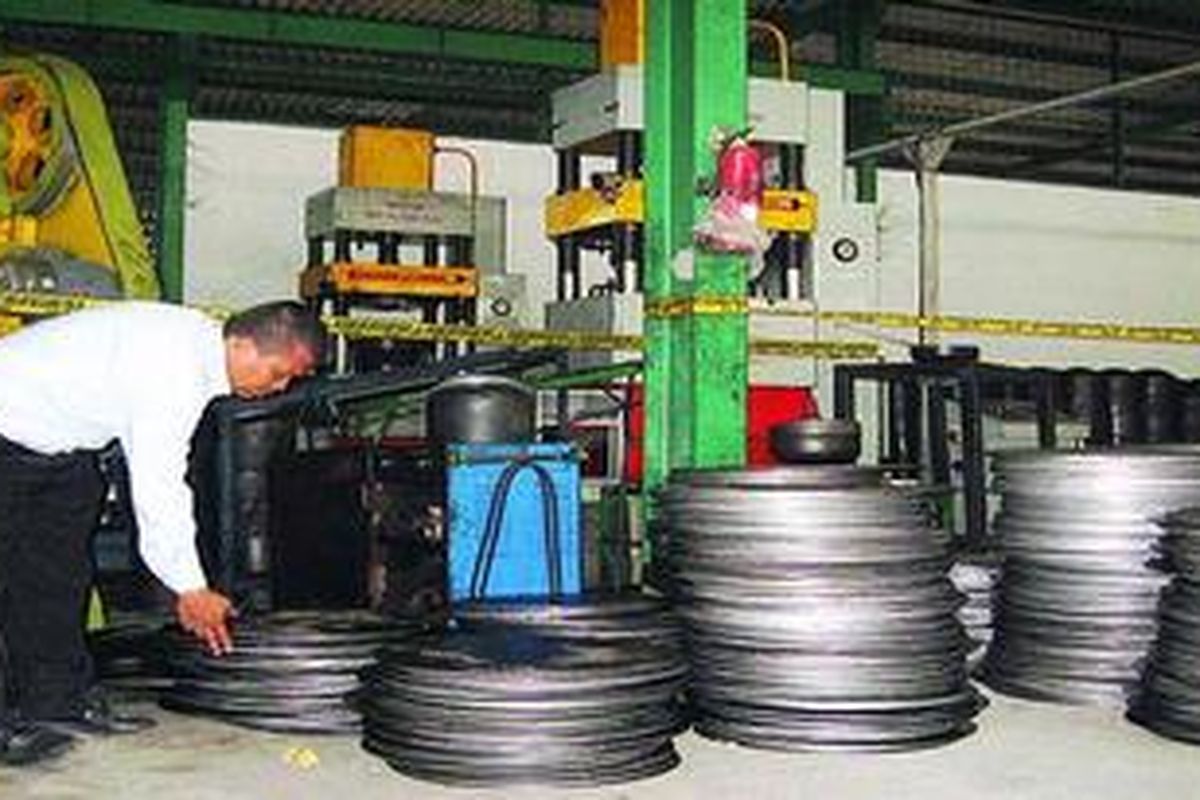 Petugas Kepolisian Daerah Metro Jaya, Kamis (8/7), memeriksa potongan baja untuk membuat tabung gas isi 12 kg di pabrik pembuatan tabung gas ilegal di kompleks Pergudangan Sentra Kosambi, Tangerang. Di tempat itu ditemukan juga ribuan komponen pembuat tabung gas isi 3 kg.