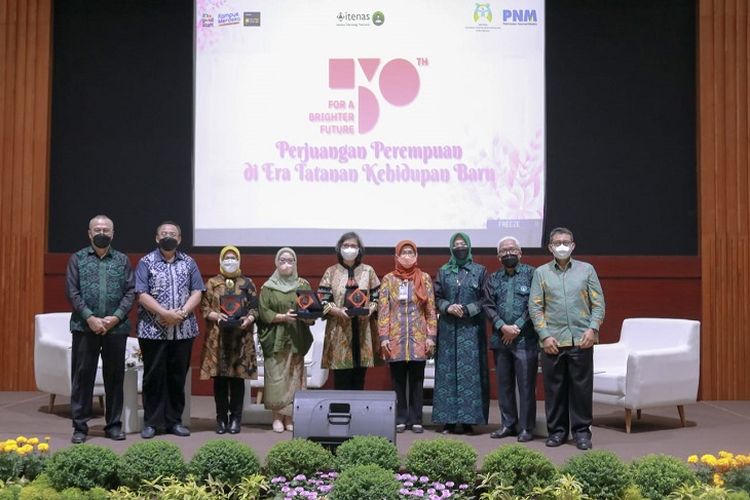 Foto bersama usai acara seminar peringatan Hari Ibu.