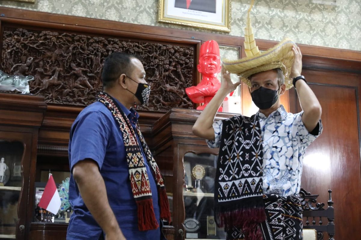 Raja Nusak Termanu, Rote Ndao, Nusa Tenggara Timur (NTT) Vicoas TB Amalo dan Gubernur Jawa Tengah Ganjar Pranowo saat penyerahan cinderamata berupa kain tenun bermotif Badongko dan topi khas Rote, Tilangga, Sabtu (29/5/2021).