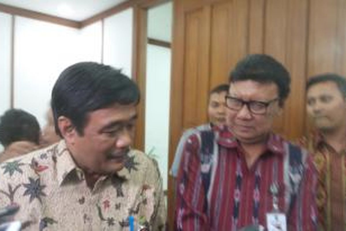 Menteri Dalam Negeri Tjahjo Kumolo (kanan) bersama dengan Wakil Gubernur DKI Jakarta Djarot Saiful Hidayat usai mengadakan pertemuan di Balai Kota, Selasa (29/12/2015)