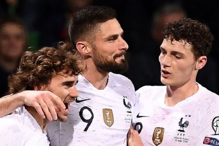 Antoine Griezman dan Benjamin Pavard merayakan gol Olivier Giroud pada pertandingan Moldova vs Perancis di Stadion Zimbru pada babak kualifikasi Piala Eropa 2020, 22 Maret 2019. 