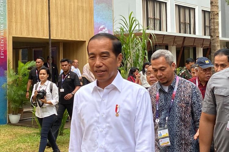 Presiden Joko Widodo meninjau area media center untuk rangkaian acara Konferensi Tingkat Tinggi (KTT) ASEAN ke-42 di Hotel Bintang Flores, Labuan Bajo, Manggarai Barat, Nusa Tenggara Timur (NTT), Selasa (9/5/2023). 