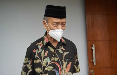 Mantan Ketua Umum PP Muhammadiyah Buya Syafii Maarif menanggapi terkait munculnya baliho-baliho berbau kampanye ditengah situasi sulit akibat pandemi. Buya Syafii berharap politisi maupun partai politik untuk menahan diri dahulu.