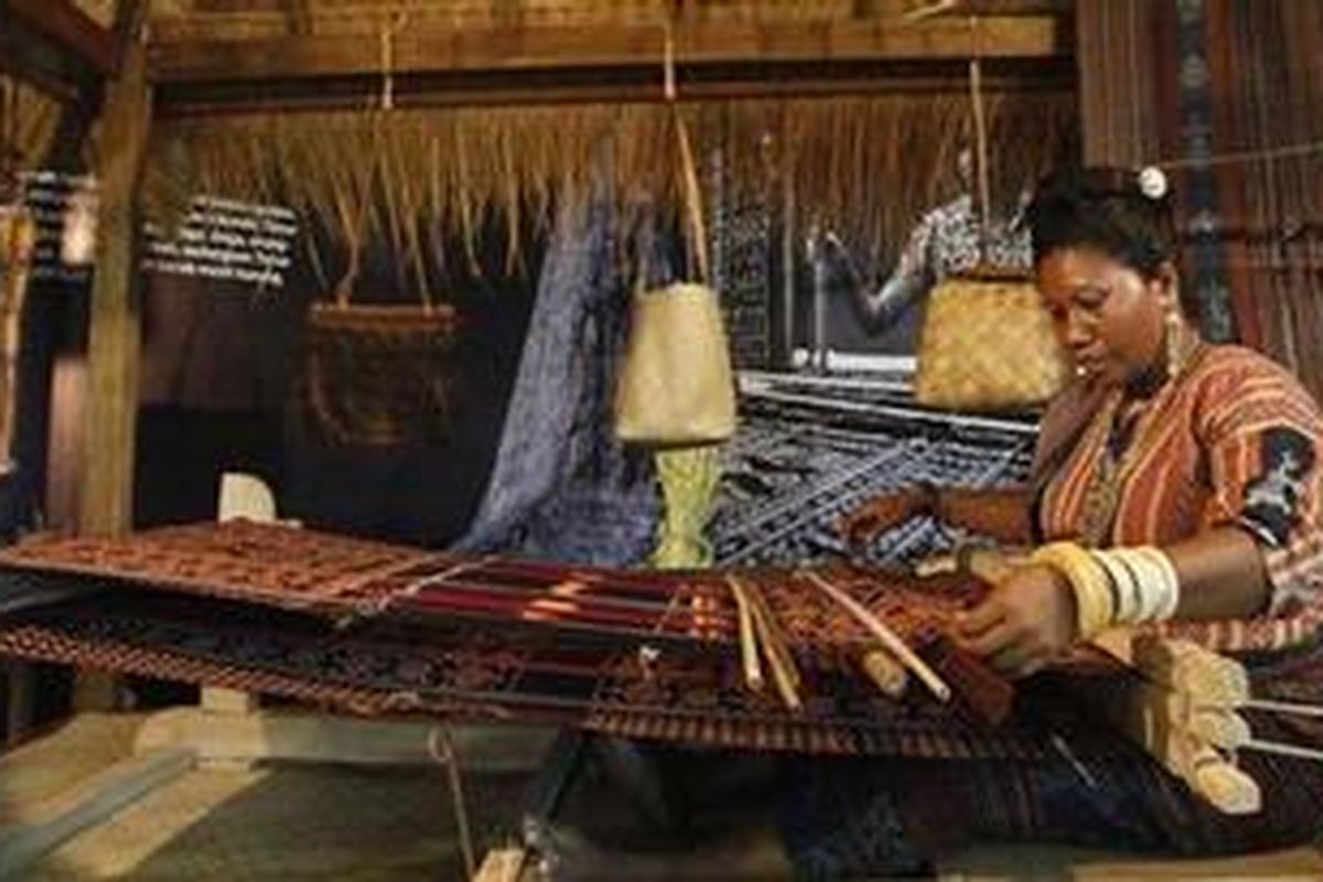 Penenun kain ikat Flores, Alfonsa Horeng, menunjukkan cara menenun kain ikat dalam pameran Adiwastra Indonesia 2012, di Jakarta Convention Center, Senayan, Rabu (15/2/2012). Pameran yang berlangsung hingga 19 Februari ini memamerkan aneka jenis kain tradisional mulai dari batik, songket, tenun ikat Flores, hingga ulos. 