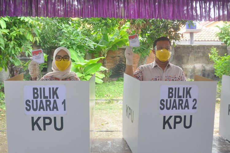 Daniel Muttaqien bersama isteri saat menyalurkan hak pilihnya di TPS 02, Kelurahan Margadadi, Kecamatan Indramayu, Kabupaten Indramayu.