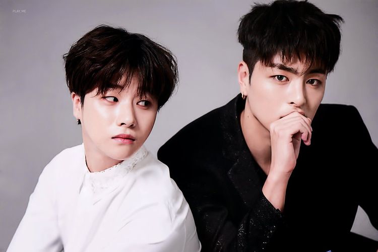 Member boyband iKON, Jinhwan (kiri) dan Junhoe.